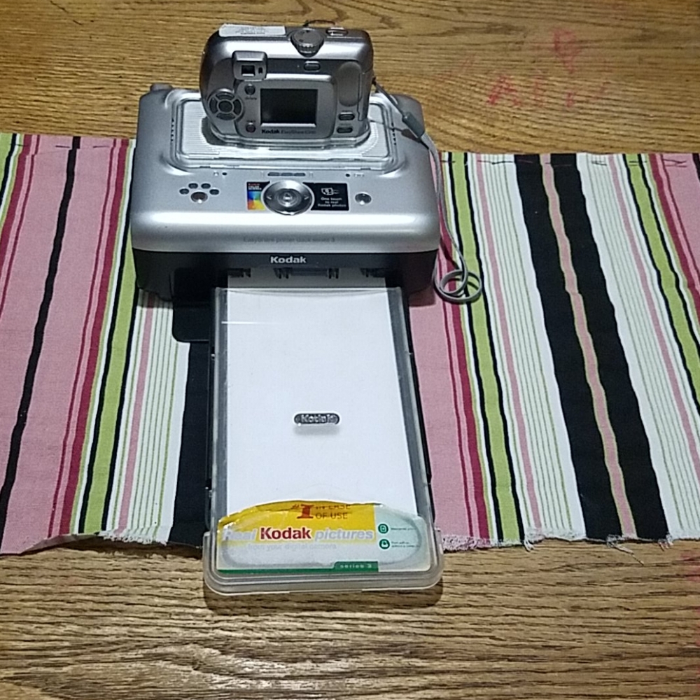 Camera with picture printer